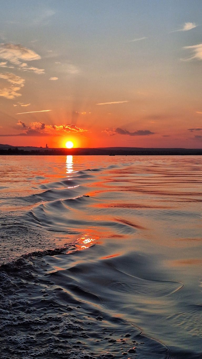 Водная змейка на пути к закату солнца